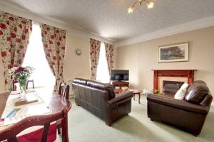 una sala de estar con un sofá y una mesa en Tracy, en Barnstaple