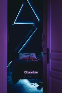 Una cama o camas en una habitación de Suite craz'in Love Room, jacuzzi, Camargue