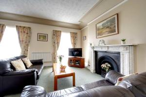 Una sala de estar con dos sofás y una chimenea. en Fortescue, en Barnstaple