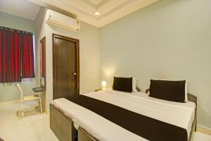 Ένα ή περισσότερα κρεβάτια σε δωμάτιο στο FabHotel Jaswitha Grand