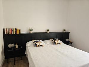 ein Schlafzimmer mit einem Bett mit schwarzem Kopfteil in der Unterkunft Gallipoli Elegant Stay in Gallipoli