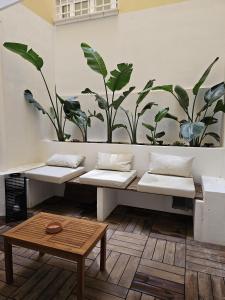 ein Raum mit zwei Bänken mit Pflanzen an der Wand in der Unterkunft Gallipoli Elegant Stay in Gallipoli