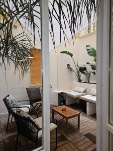 ein Wohnzimmer mit Sofa und Tisch in der Unterkunft Gallipoli Elegant Stay in Gallipoli