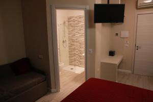 Una sala de estar con un sofá y un baño. en B&B Santa Maria Novella, en Florencia