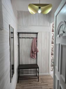 Giường trong phòng chung tại Charmant appartement chambre, cuisine et salle de bain avec balcon sur Jardin Massey