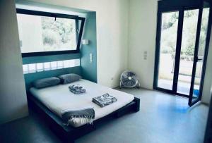 En eller flere senge i et værelse på Contemporary, spacious boutique beach house