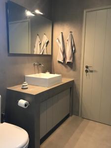 Et badeværelse på Contemporary, spacious boutique beach house