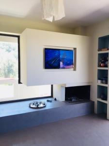 Et tv og/eller underholdning på Contemporary, spacious boutique beach house