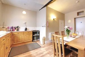 eine Küche mit Tisch und ein Esszimmer in der Unterkunft Courtney in Barnstaple