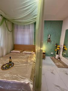 Ένα ή περισσότερα κρεβάτια σε δωμάτιο στο Colorful Vibes&Jacuzzi Nights Sunny Escapes Cyprus