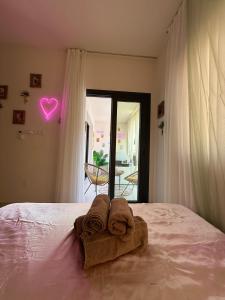 Ένα ή περισσότερα κρεβάτια σε δωμάτιο στο Colorful Vibes&Jacuzzi Nights Sunny Escapes Cyprus