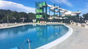 Bazén v ubytovaní Mobile Home Climatisé 3 chambres à Narbonne Plage alebo v jeho blízkosti