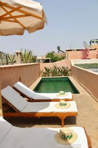Bazén v ubytování Riad El Morocco Hotel nebo v jeho okolí