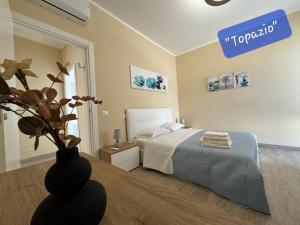 a bedroom with a bed and a sign that reads troporia at Tuscany Hills - Comfort 10 minutes from Montepulciano and Pienza in Torrita di Siena