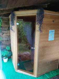 シオーフォクにあるQuirky Park - Pool, hot tub, cold plunge, sauna and exclusive party roomの窓のあるサウナの外のドア +33枚の写真