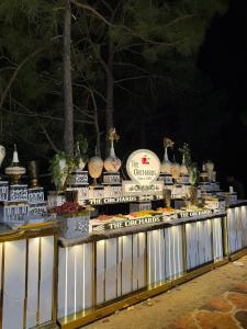 卡绍利Pine Vista Resort !! A Complete Resort with all Facilities # A Beautiful Mountain View # Best Selling Property的晚上在篱笆上摆放的花瓶
