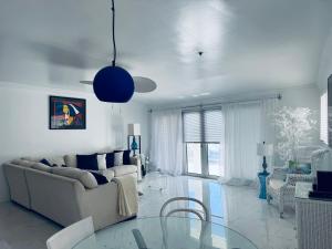 Ruang duduk di Sunrise Penthouse ocean view terrace beach few steps away SOBE