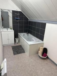 a bathroom with a tub and a toilet and a sink at DUPLEX DE 70m2 - 2 Bedrooms in Dunkerque