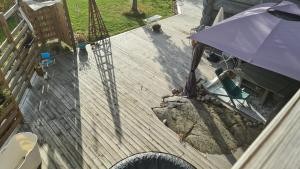 an overhead view of a patio with an umbrella at 1 Lägenhet med 2 sovrum och kök in Österbybruk
