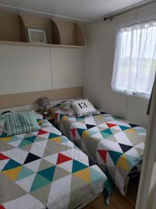 Ένα ή περισσότερα κρεβάτια σε δωμάτιο στο Mobil home haut de gamme île d'Oléron à 100m de l'océan