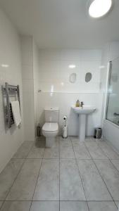 Ένα μπάνιο στο City Centre Studio Plus Sofa Bed