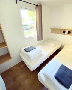 Postel nebo postele na pokoji v ubytování Camping le Pré des Moines