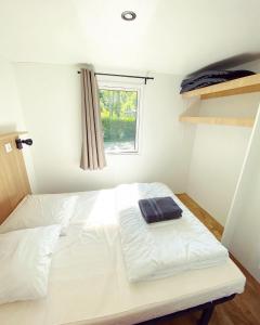 Postel nebo postele na pokoji v ubytování Camping le Pré des Moines