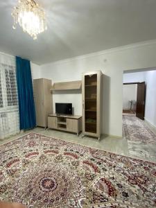 TV a/nebo společenská místnost v ubytování Однокомнатная квартира в Туркестане