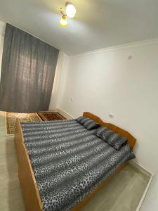 Postel nebo postele na pokoji v ubytování Однокомнатная квартира в Туркестане