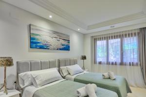 En eller flere senge i et værelse på Estepona Mar Azul + 23 billeder