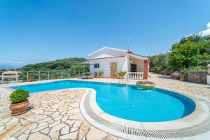 Bazén v ubytování Villa Olive Grove and sea view nebo v jeho okolí