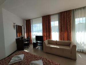 En eller flere senge i et værelse på Sea View Apartment C 514