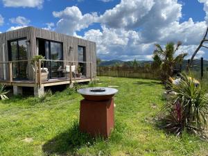 MallemoissonTiny House RosaLodge的草地上有一栋带鸟池的小房子