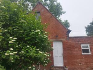 Gallery image of Old School House-2 bedroom-sleeps 6-large garden in Ledbury +35 photos