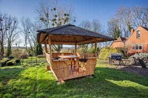 Gallery image of Old School House-2 bedroom-sleeps 6-large garden in Ledbury
