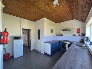 Η κουζίνα ή μικρή κουζίνα στο Three bedroom central Newport, Pembrokeshire +42 φωτογραφίες