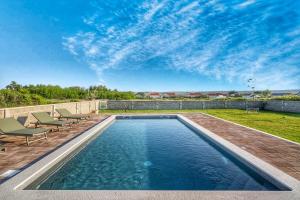 Bazén v ubytovaní House Rose with Garden and Pool alebo v jeho blízkosti