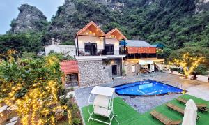 una vista aérea de una casa con piscina en Trang An by Linh Homestay, en Nguyên Ngoại