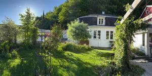 a backyard with a white house and a yard at Villa Rjukan in Rjukan