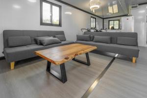 Posezení v ubytování Jasmine Retreat - Modern 2BR Home with Private Jacuzzi Near the Beach