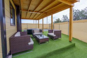 Posezení v ubytování Jasmine Retreat - Modern 2BR Home with Private Jacuzzi Near the Beach