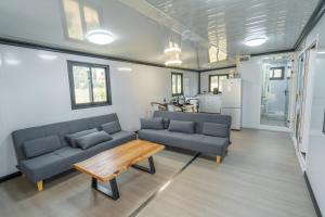 Posezení v ubytování Jasmine Retreat - Modern 2BR Home with Private Jacuzzi Near the Beach