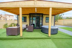 Posezení v ubytování Jasmine Retreat - Modern 2BR Home with Private Jacuzzi Near the Beach