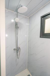 Koupelna v ubytování Jasmine Retreat - Modern 2BR Home with Private Jacuzzi Near the Beach + 21 fotografií
