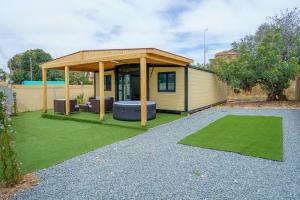 Zahrada ubytování Jasmine Retreat - Modern 2BR Home with Private Jacuzzi Near the Beach