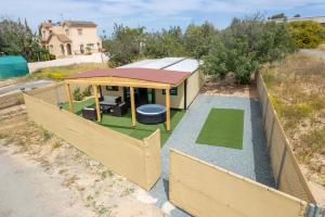 Fotografie z fotogalerie ubytování Jasmine Retreat - Modern 2BR Home with Private Jacuzzi Near the Beach v destinaci Paralimni