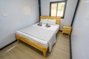 Postel nebo postele na pokoji v ubytování Jasmine Retreat - Modern 2BR Home with Private Jacuzzi Near the Beach