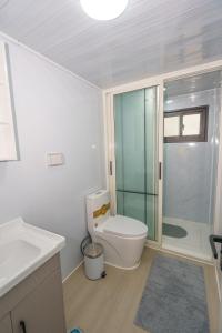 Koupelna v ubytování Jasmine Retreat - Modern 2BR Home with Private Jacuzzi Near the Beach