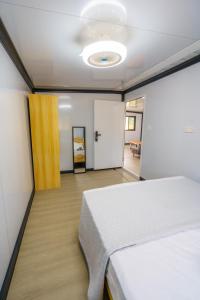 Postel nebo postele na pokoji v ubytování Jasmine Retreat - Modern 2BR Home with Private Jacuzzi Near the Beach