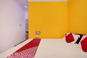 Hotel O Sapthagiri客房内的一张或多张床位